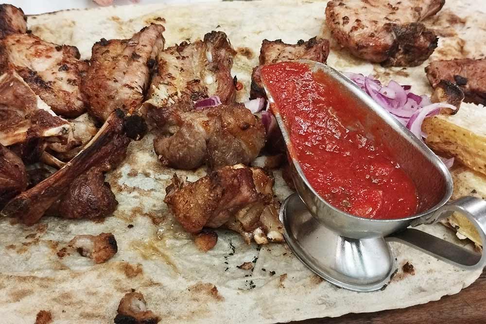 Un des plats typique proposés par le restaurant Vostan : de la viande grillée sur du lavash, le pain traditionnel arménien.