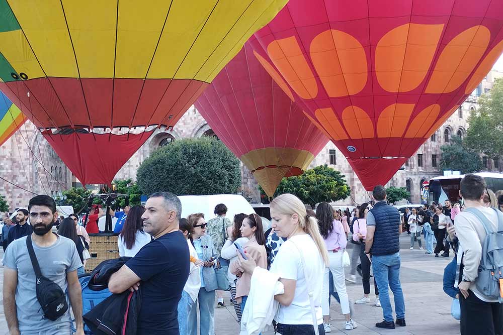 La place sert de cadre aux grandes festivités comme la célébration dans les airs au 2806e ’anniversaire de la fondation d’Erevan.