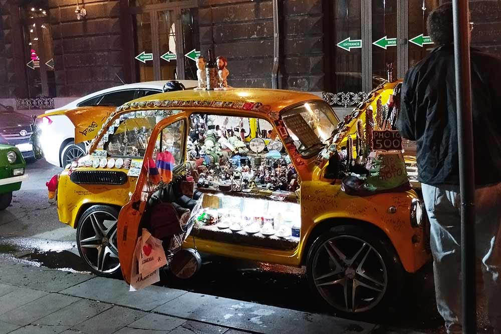 Arménie - Un marchand propose ses souvenirs dans une petite voiture typique de l’époque soviétique.