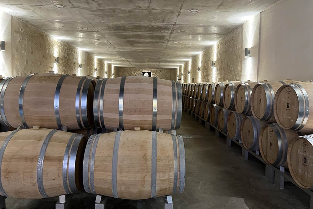 Des barriques en bois pour l'élevage du vin.