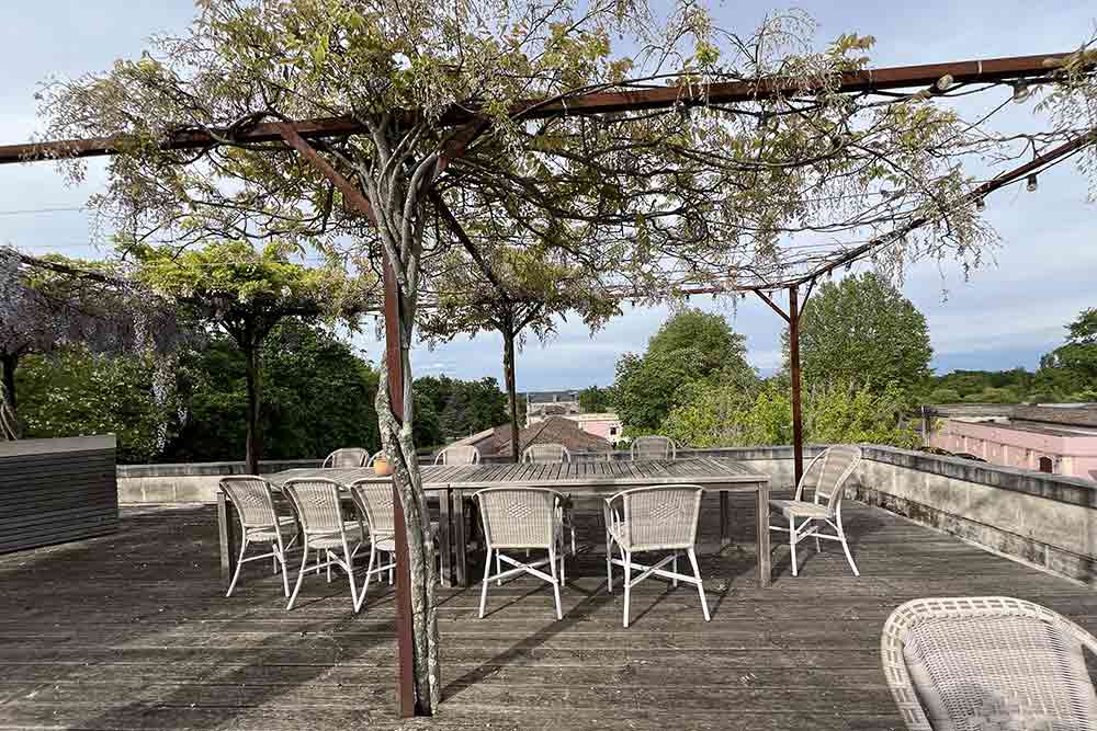 Une terrasse où il fait bon s'installer par manger et réver.