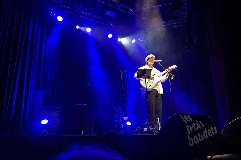 Lionnel Langlais - s'accompagne à la guitare.