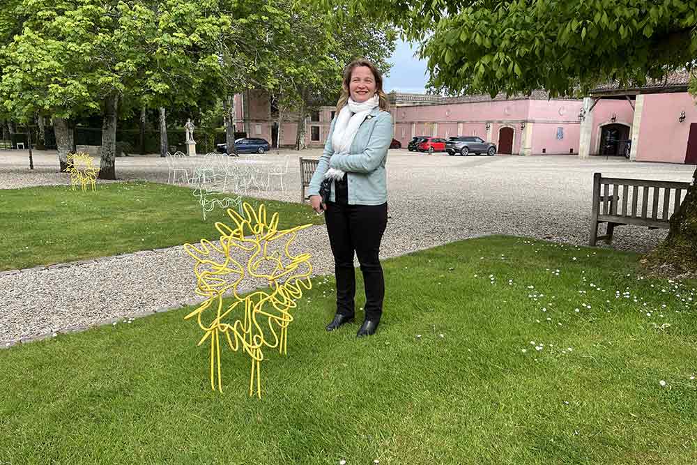 Pauline Versace devant une des sculptures du château.