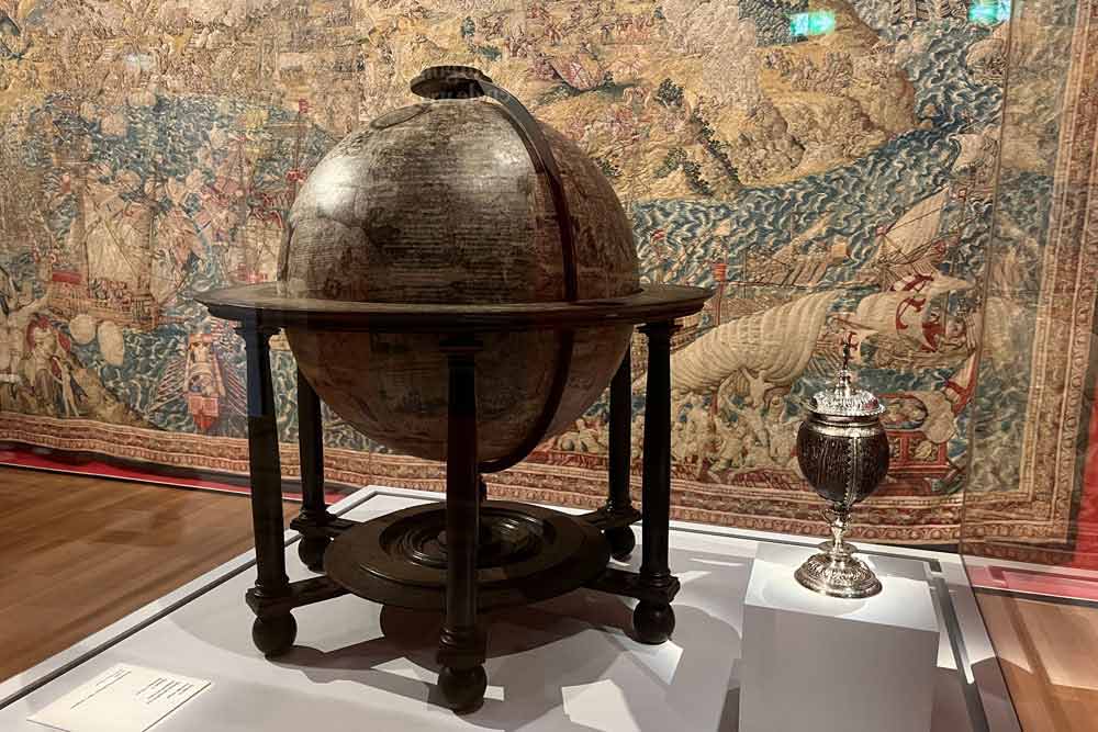 Globe terrestre et coupe réalisée à partir d’une noix de coco (musée Hof van Busleyden, Malines)