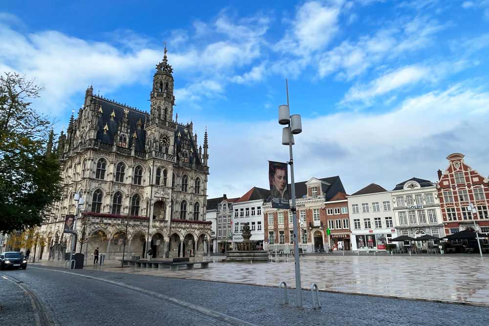 La grand place et son ancien hôtel de ville (Audenarde)