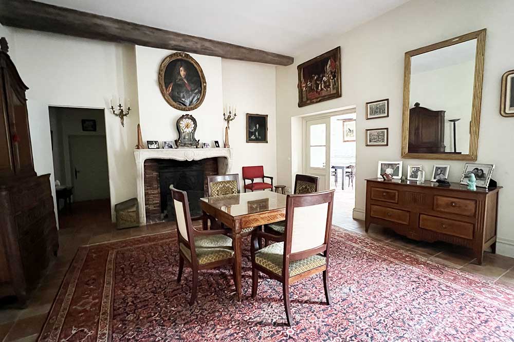 Salle à manger de l'appartement.