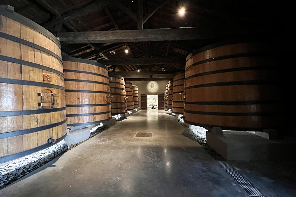 Des barriques en bois pour l'élevage du vin.