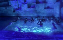 On découvre sous nos pieds un gouffre béant éclairé par des lumières étranges où semblent se dérouler des évènements bien mystérieux…