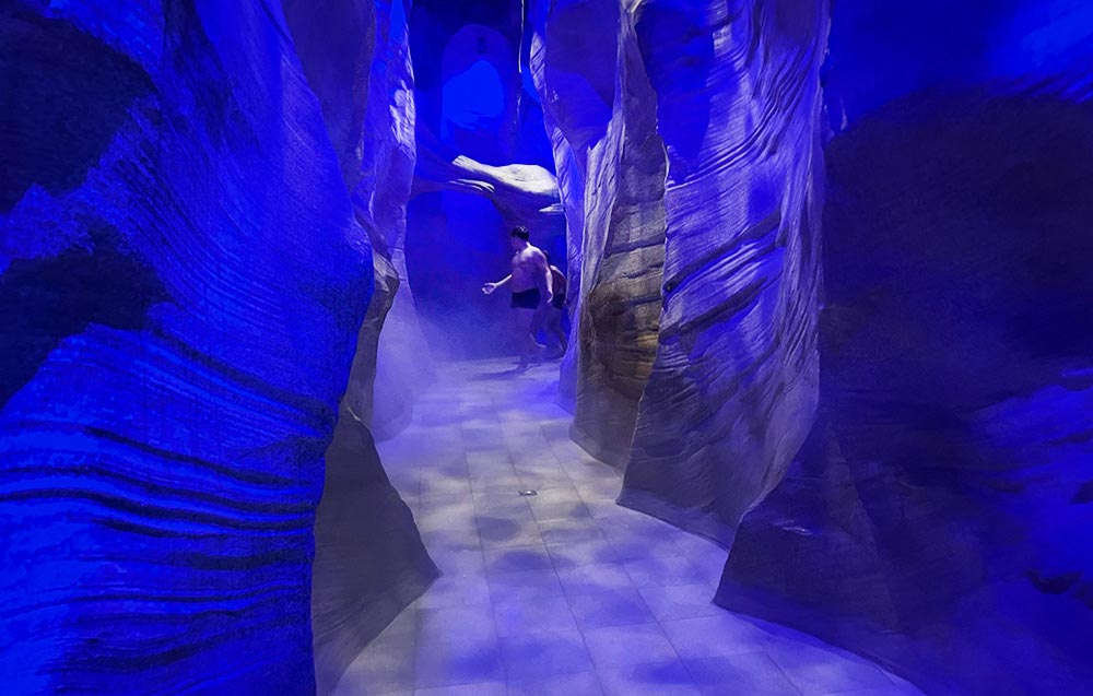 Aquascope - Encore un moment magique, mais cette fois hors de l’eau : le Canyon, une faille baignée de brume et de lumières.