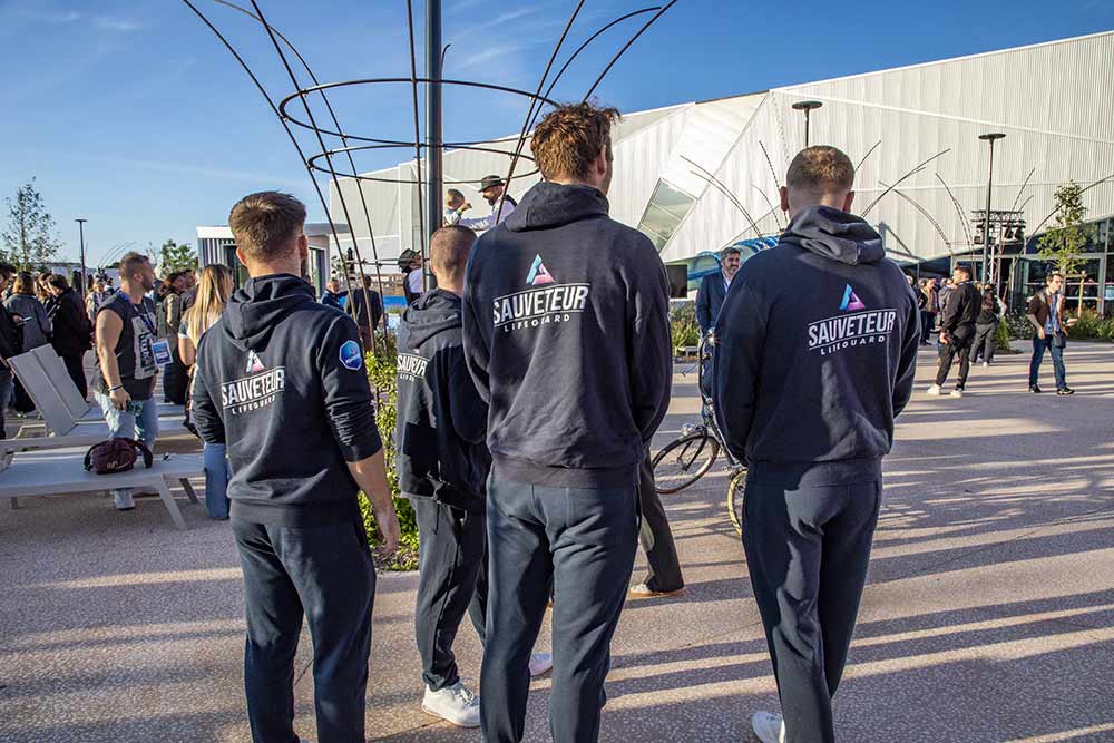 Les sauveteurs attendent avec émotion l’arrivée des invités et l’heure des discours !