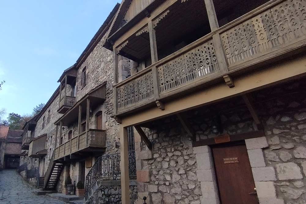 Monastère - Une des rues restaurées du charmant village de Dilidjan.