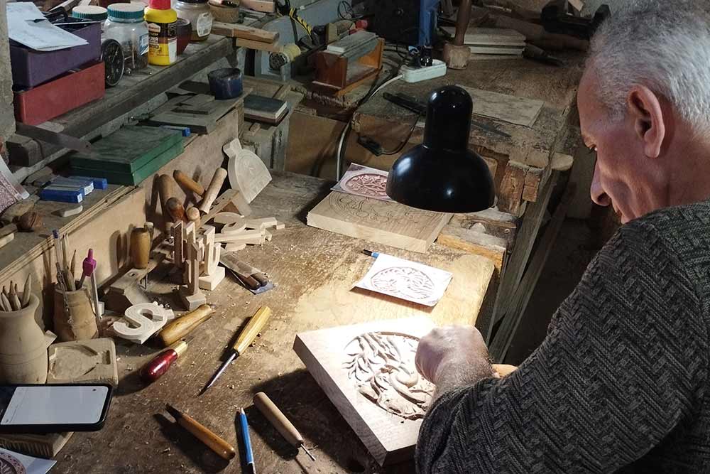 Un sculpteur sur bois travaille dans son atelier.