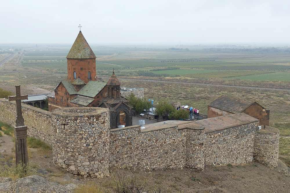 Monastère - Le monastère est composé d'une église principale, Astvatsatsin, mais aussi d'une autre église plus petite, Saint-Georges. Plusieurs bâtiments complètent ces deux églises, le tout étant entouré par de puissants remparts.