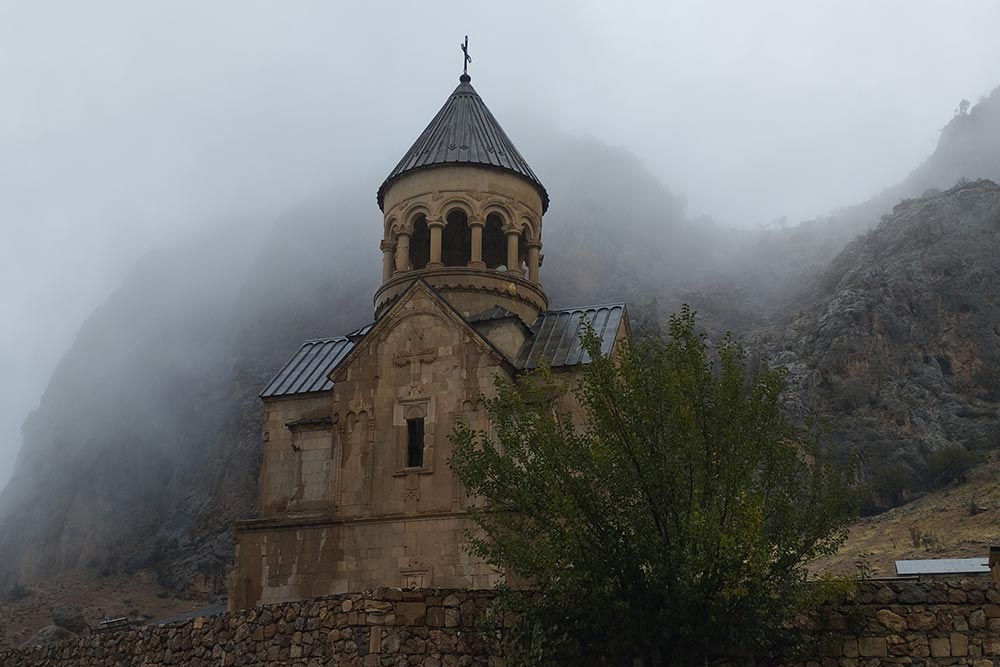 Le monastère de Noravank dissimulé par la brume.