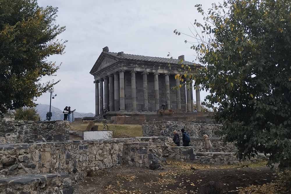 Des ruines entourent le temple. Parmi elles, celle d’une église, Saint-Sion, bâtie au VIIe siècle.