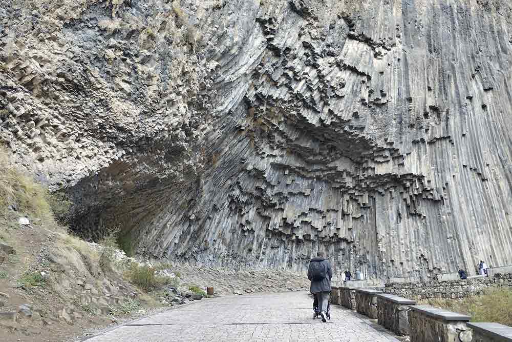 Les colonnes basaltiques plongeant vers la gorge.