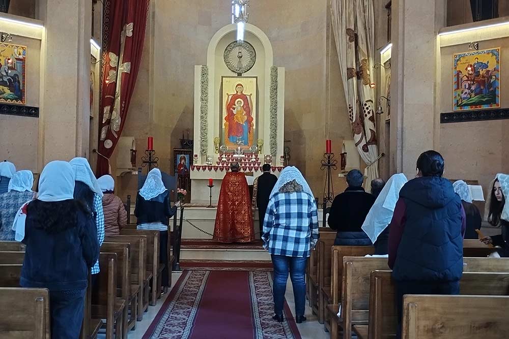 Des croyants participent à la messe dès le matin. Les femmes se recouvrent traditionnellement la tête d’un voile léger.