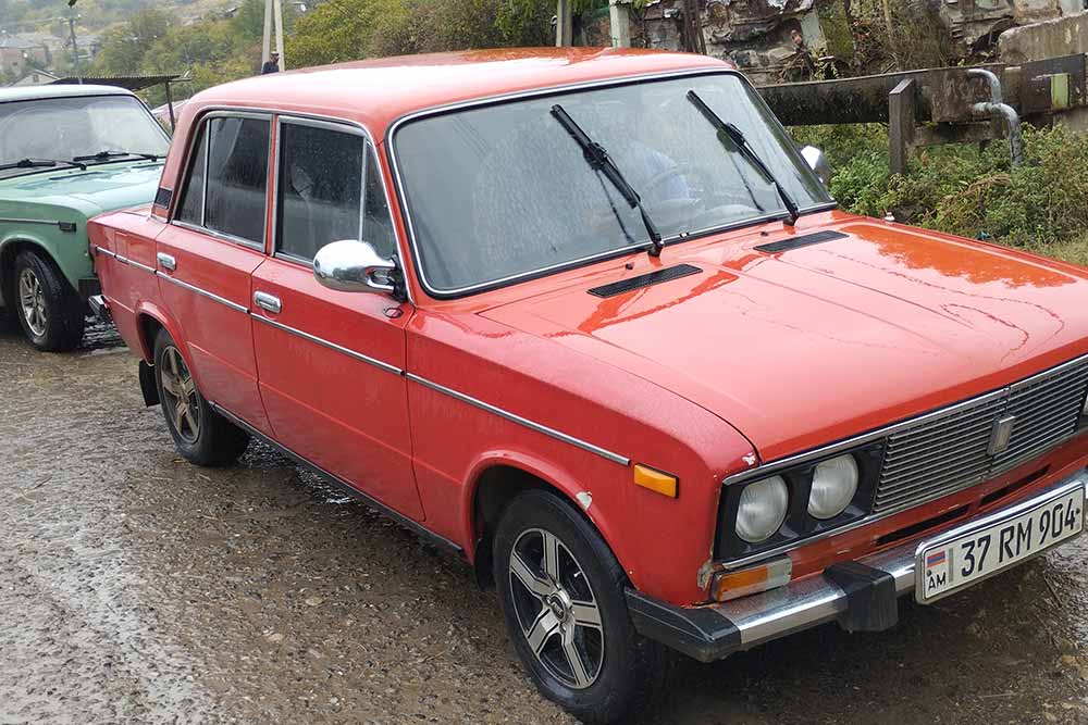 On se rend au vignoble dans une vieille Lada 2103.