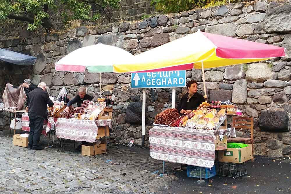 Des marchands proposent des produits locaux, dont le fameux « gata », un gâteau traditionnel, à l’entrée du monastère de Guéghard.