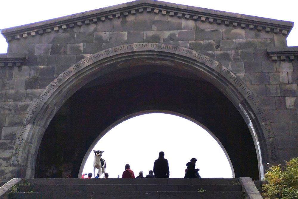 L’Arc de Tcharents porte cette superbe inscription du grand poète Yéghiché Tcharents : « Va par le monde, ô mon ami, tu ne verras nulle montagne plus blanche que la neige blanche au fier sommet de l’Ararat. »