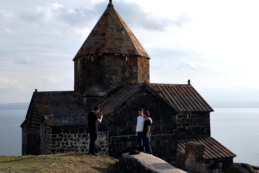 Monastère - Le lac Sevan, dominé par le monastère de Sevanavank, est le deuxième lac d’altitude le plus haut au monde après le lac Titicaca dans les Andes.