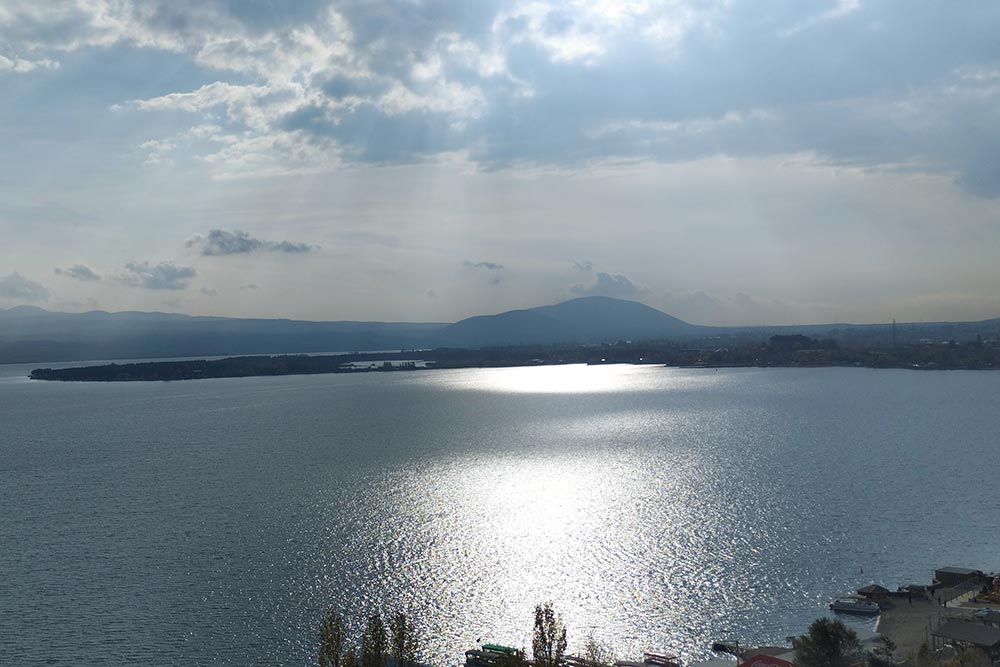 Selon l’écrivain soviétique Maxime Gorki, le lac Sevan est « un morceau de ciel qui serait tombé sur terre parmi les montagnes ».