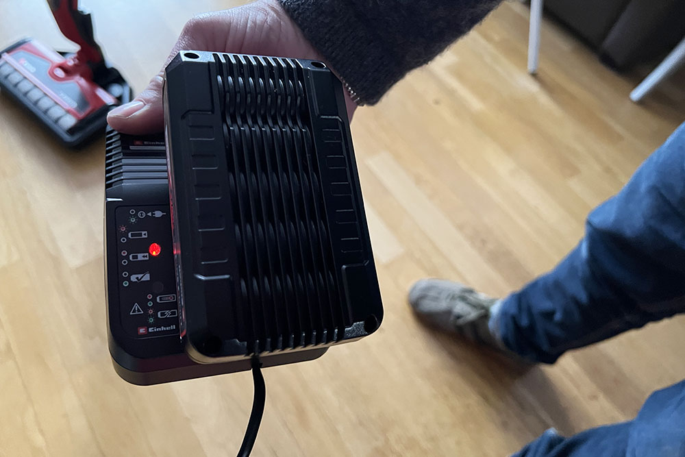 Une fois posée sur le chargeur, il suffit d'attendre que la lumière passe au vert.