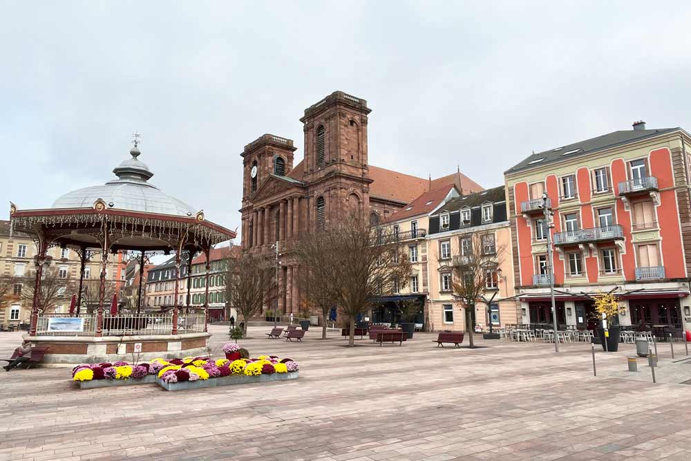 Belfort - La place d’Armes avec son kiosque et sa cathédrale