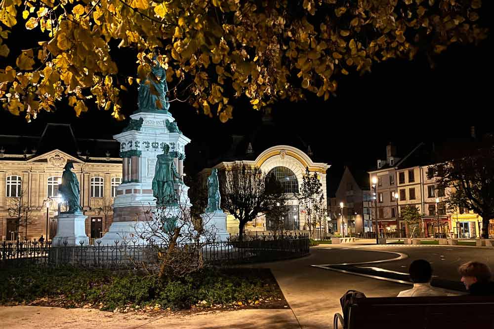 La place de la République avec le monument d’Auguste Bartholdi dédié aux trois sièges de la ville