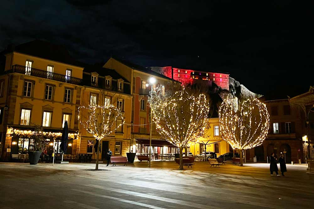 Premiers essais d’illuminations de Noël sur la place d’Armes avec au fond, la Citadelle