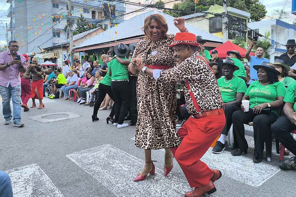 République Dominicaire - Les danseurs dans la rue.