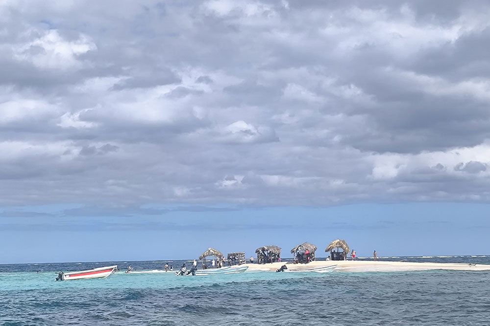 République Dominicaine - Quelques cahutes posées sur un sable immaculé.