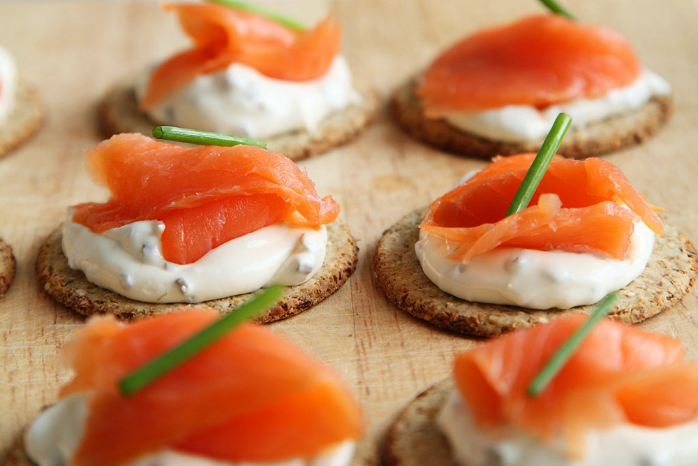 Des canapés au saumon pour l'apéritif.