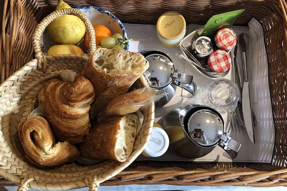 Le petit déjeuner copieux servi en chambre