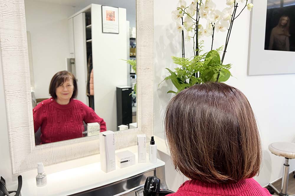 Les cheveux brillent alors qu'ils étaient ternes en arrivant.