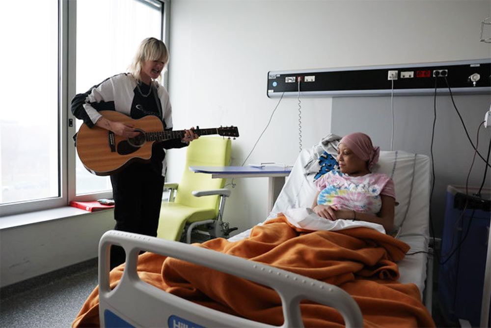 Moment émouvant pour cette patiente. Hôpital Jossigny de Marne-la-Vallée.