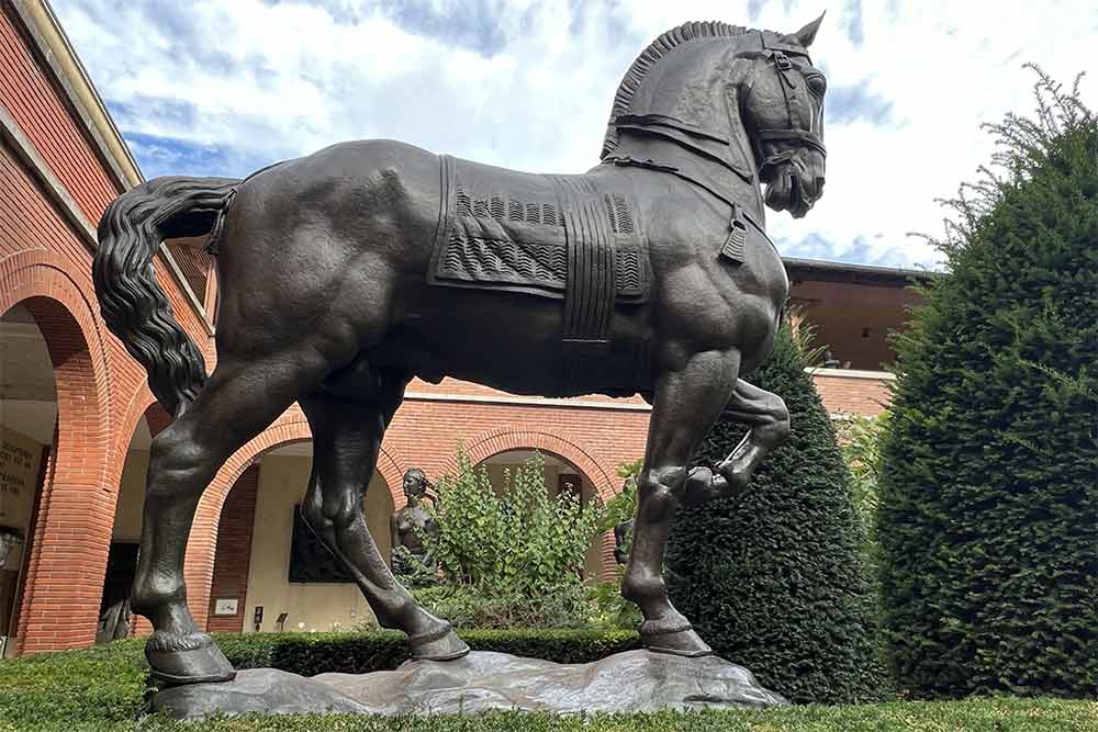 Un magnifique cheval trône dans le jardin.