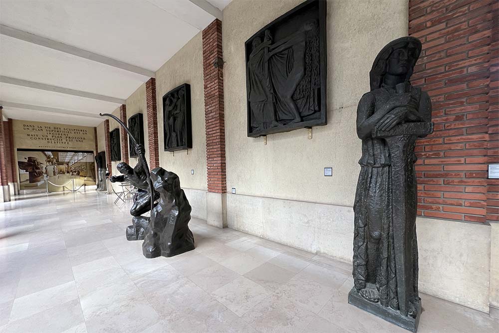 Des statues et des sculptures le long de la galerie.