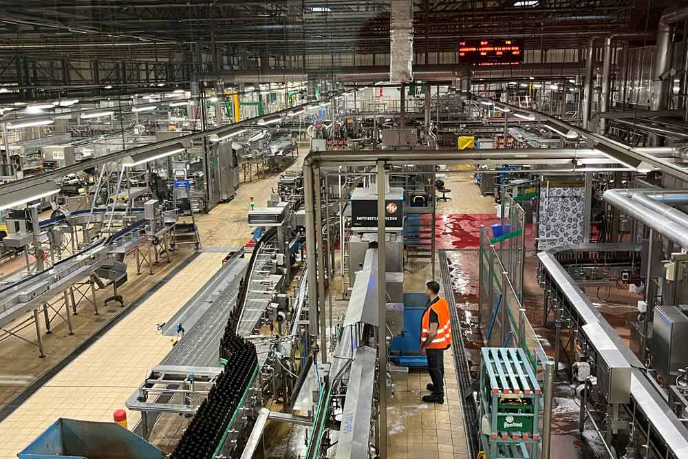 Pilsen - Vue de l’usine avec à gauche le bandeau sombre des bouteilles (Pilsner Urquell