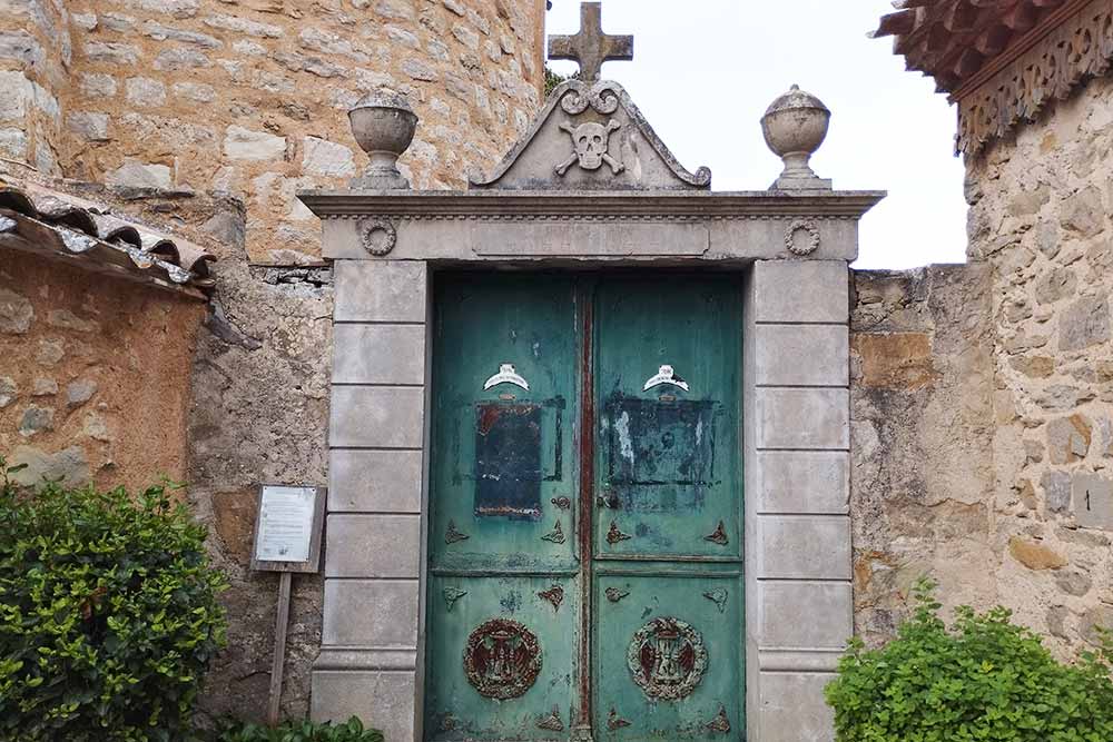 Rennes-le-Château - L’abbé est vu en train d’ouvrir des tombes la nuit dans le cimetière. Le cimetière ne se visite pas.