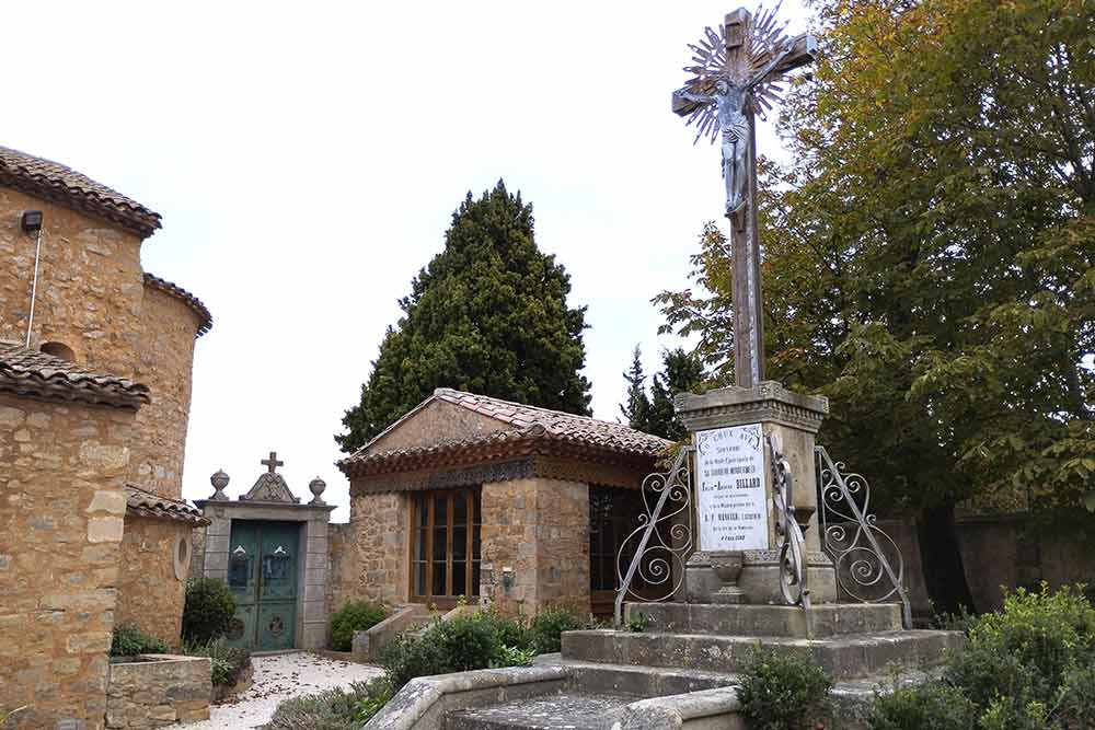 Une croix a été érigée en mémoire de la venue à Rennes-le-Château de Mgr Billard, évêque de Carcassonne et… protecteur de l’abbé Saunière.