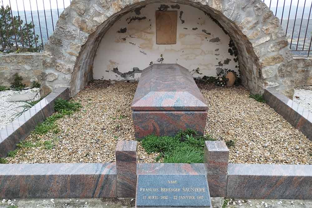 Rennes-le-Château - La tombe de l’abbé Saunière dans son jardin.