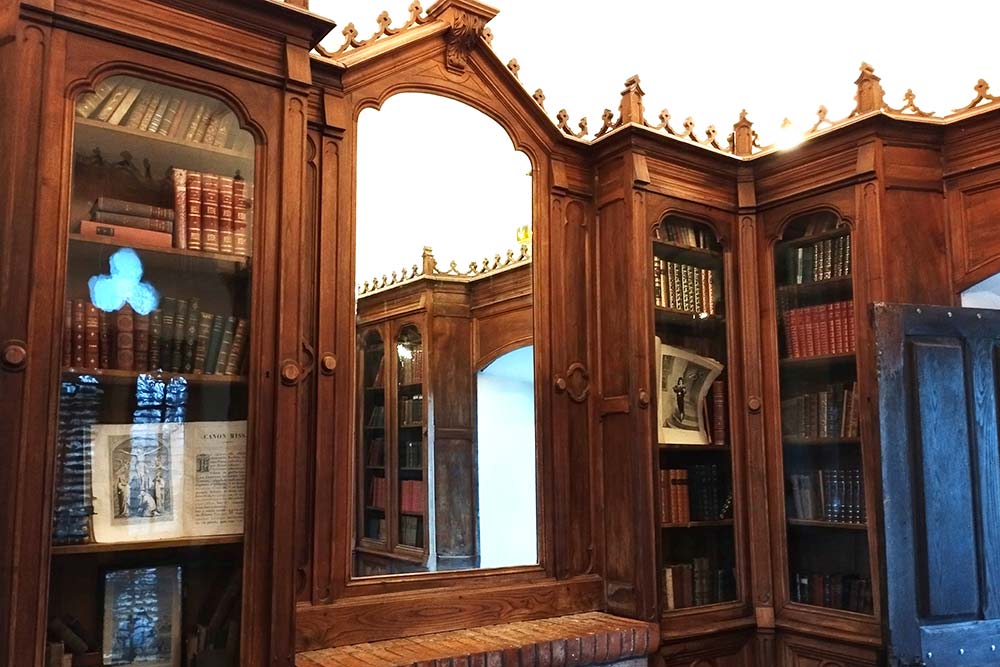 La bibliothèque de l’abbé dans la tour Magdala.