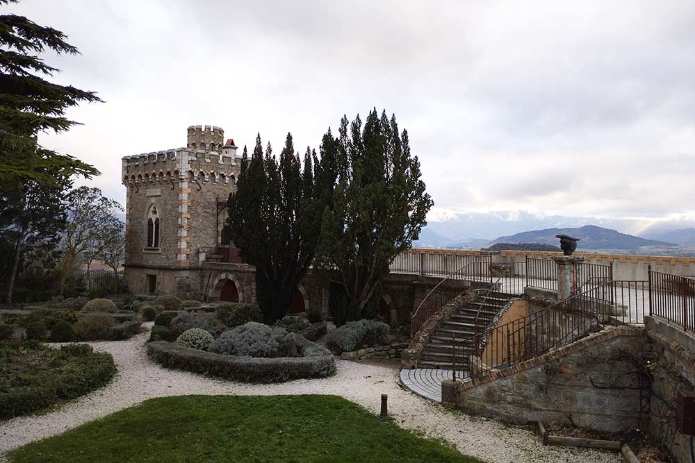 La vue sur la tour depuis les jardins.