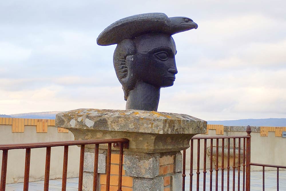  Rennes-le-Château - Une des sculptures d’Urs Zimmermann dans le jardin de la villa Béthanie.