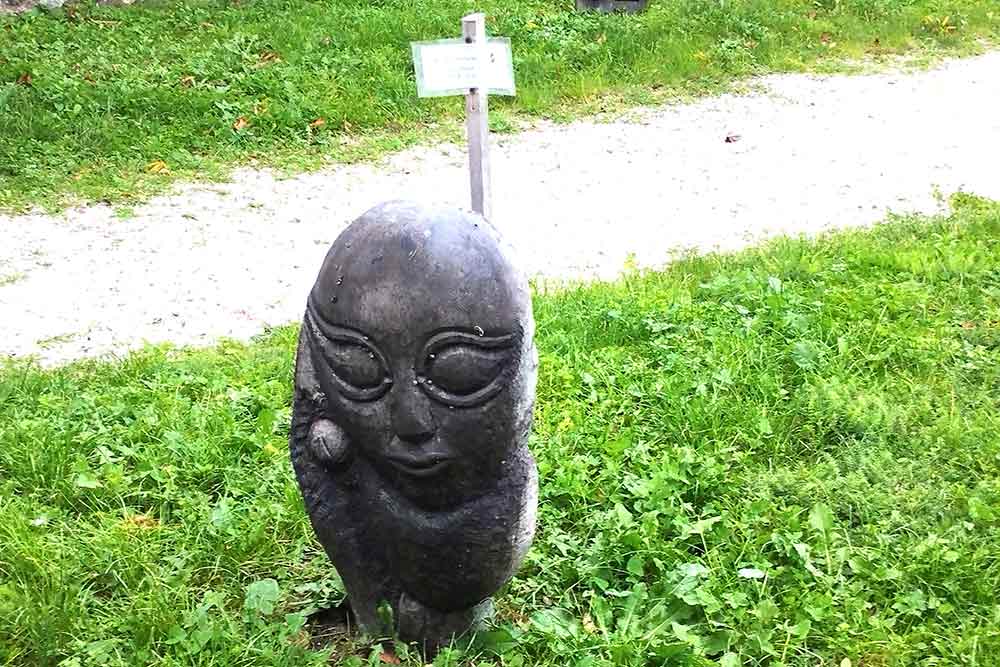  Rennes-le-Château - Une autre sculpture dans le village.