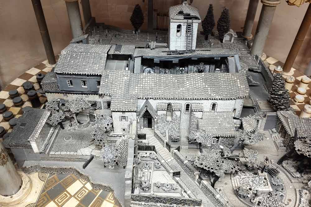 Rennes-le-Château - Une maquette du musée représentant l’église au moment de l’arrivée de l’abbé Saunière.