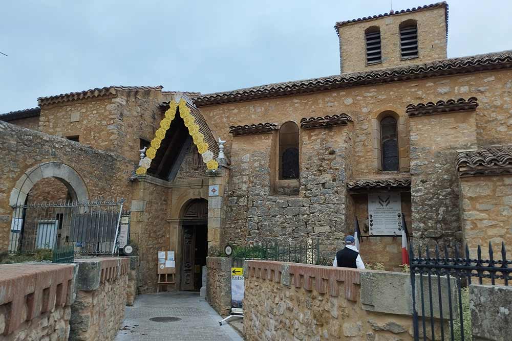 L’entrée de l’église de Rennes-le-Château. Au dessus du porche, cette inscription : « Terribilis est locus iste » (Ce lieu est redoutable).