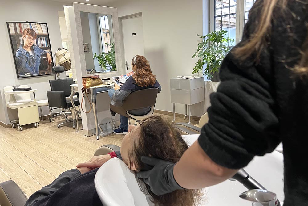 Installation au bac à douche pour le shampooing et le soin.