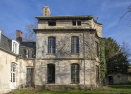 L’aile Nord du château. Elle a été incendiée en 1969 et fera l’objet de rénovations grâce au loto du Patrimoine.